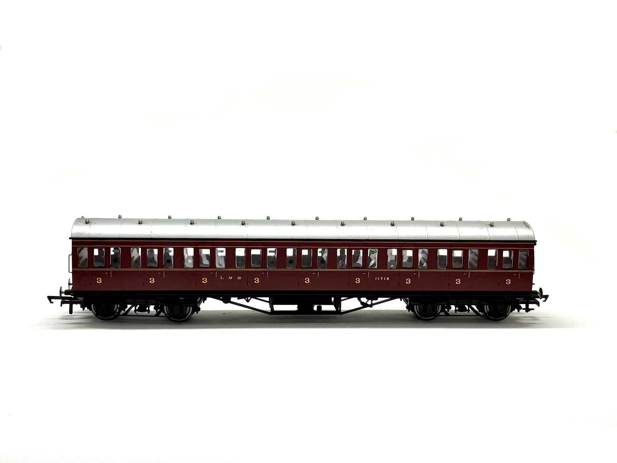 Hornby R4657A 57' non-corridor third class 11718 in LMS crimson