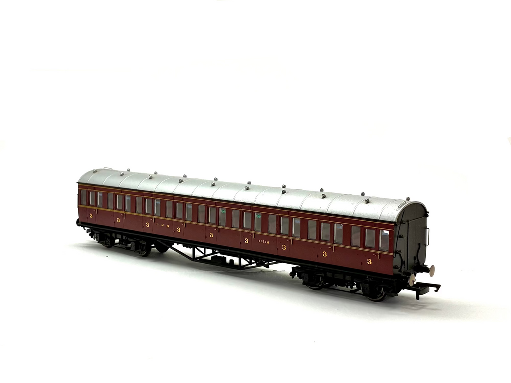 Hornby R4657A 57' non-corridor third class 11718 in LMS crimson