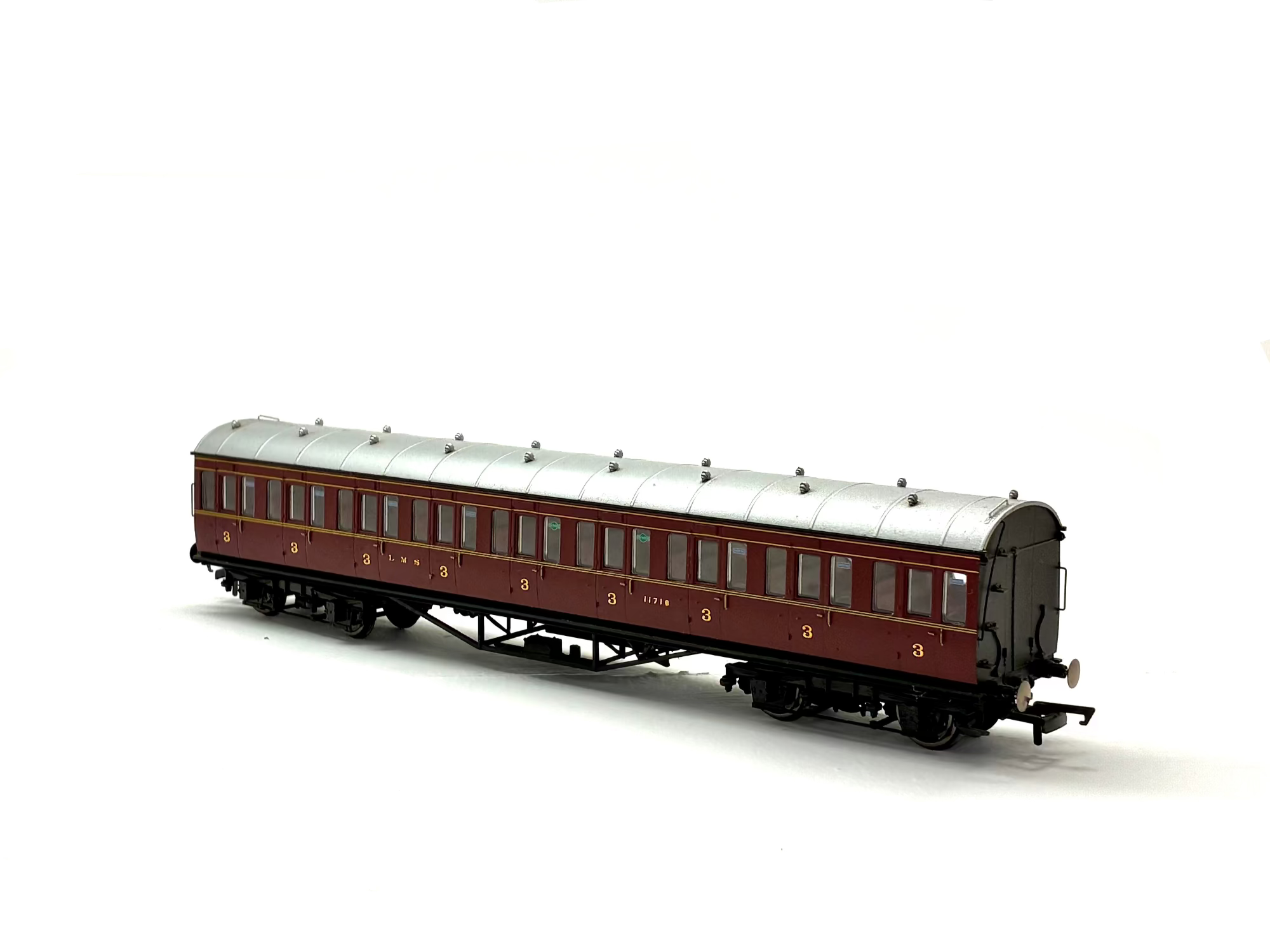 Hornby R4657A 57' non-corridor third class 11718 in LMS crimson