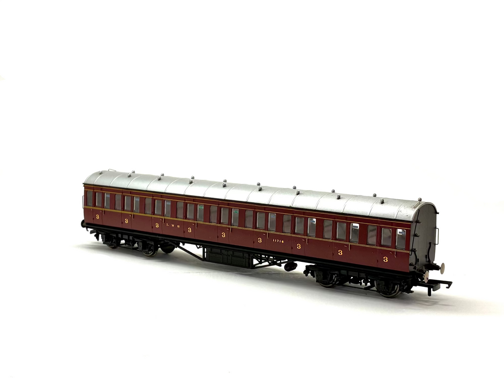 Hornby R4657A 57' non-corridor third class 11718 in LMS crimson
