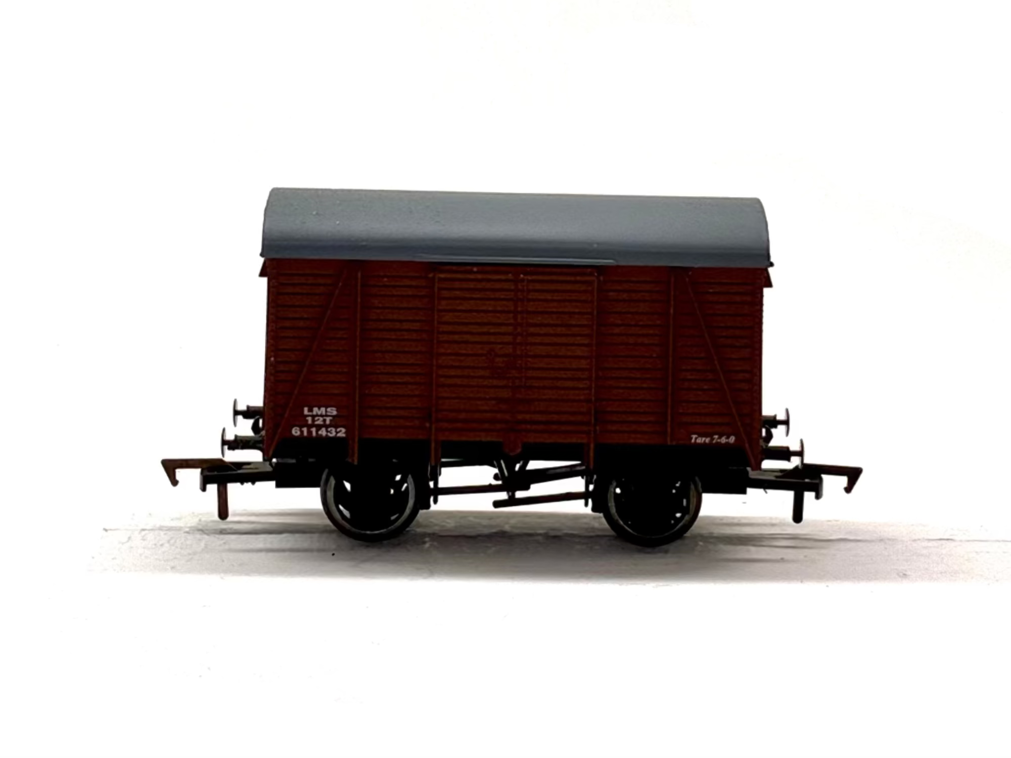 Dapol 4F-021-009 12-ton box van in LMS bauxite 611432