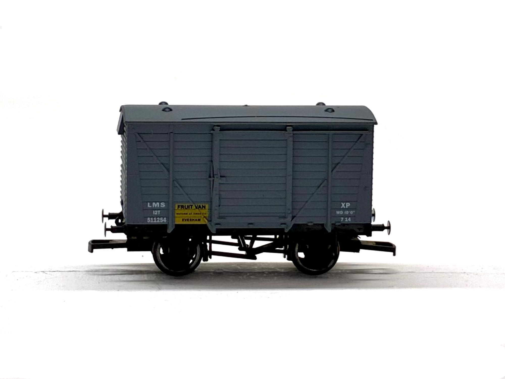 Dapol 4F-011-013 12-ton ventilated fruit van in LMS grey 511254