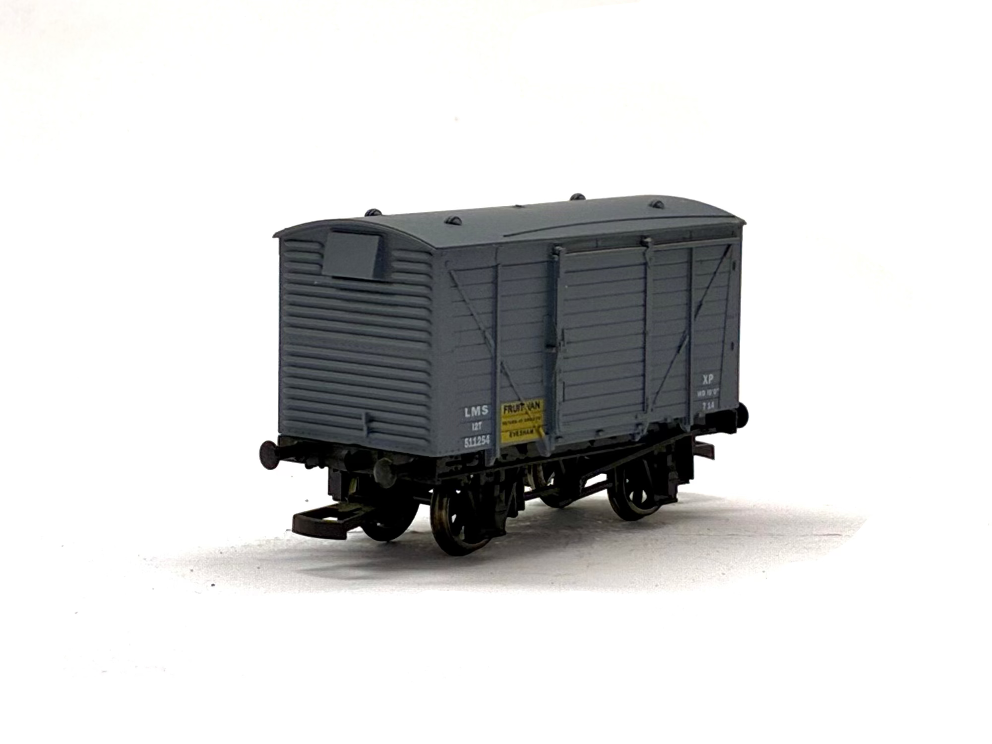 Dapol 4F-011-013 12-ton ventilated fruit van in LMS grey 511254