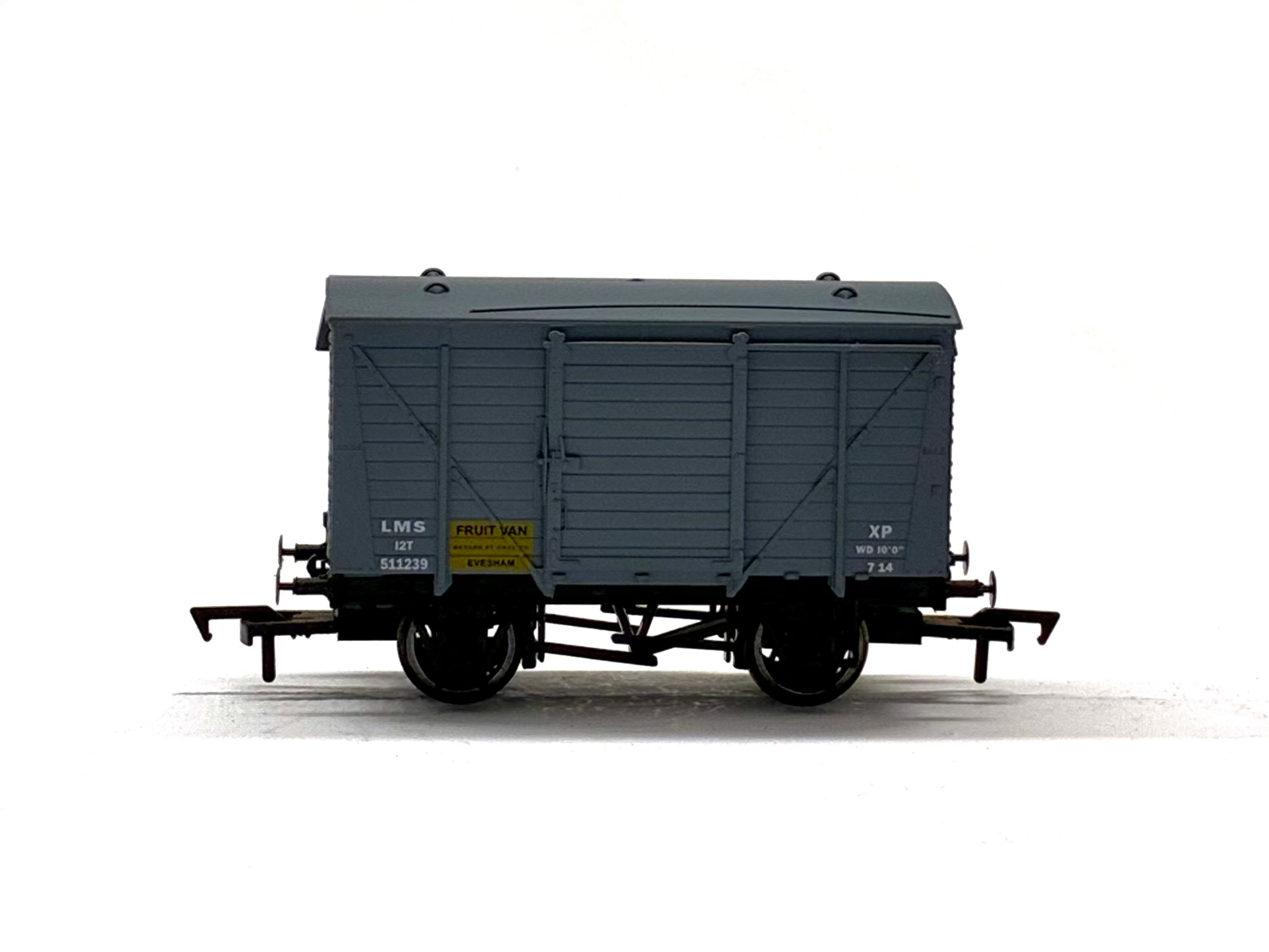 Dapol 4F-011-007 12-ton ventilated fruits van in LMS grey 511239