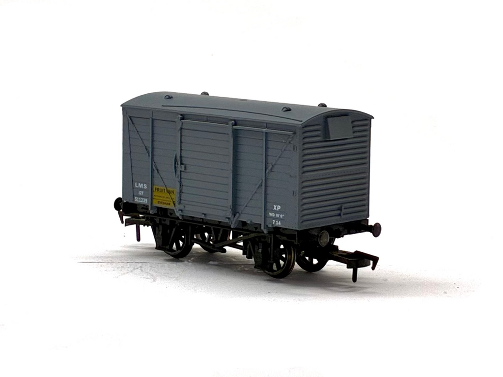 Dapol 4F-011-007 12-ton ventilated fruits van in LMS grey 511239