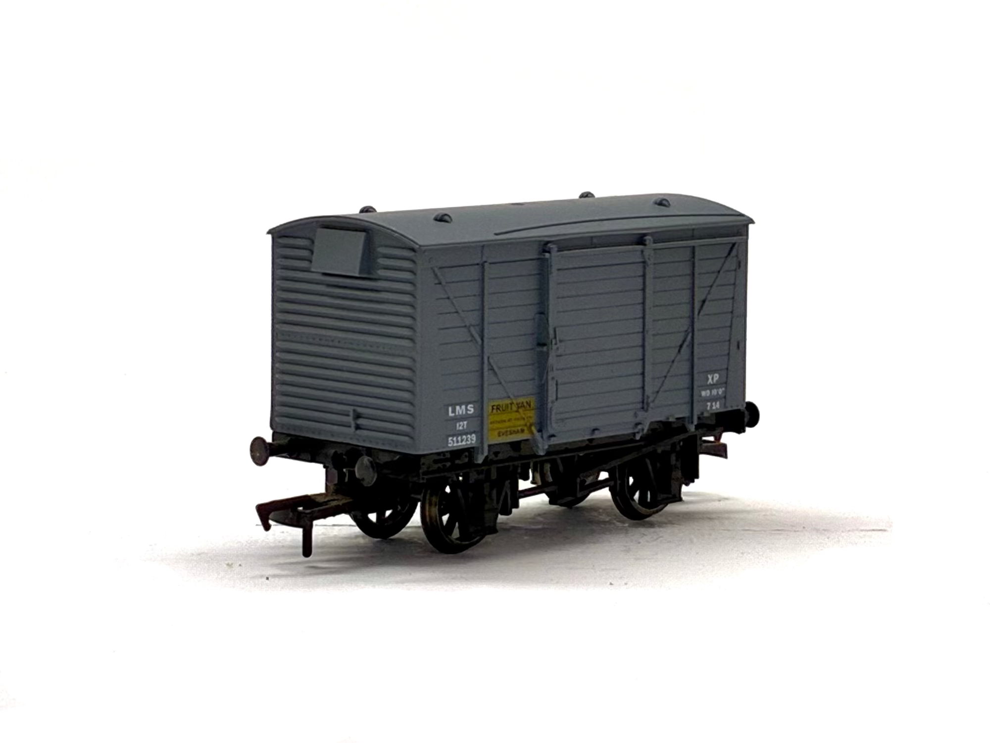 Dapol 4F-011-007 12-ton ventilated fruits van in LMS grey 511239