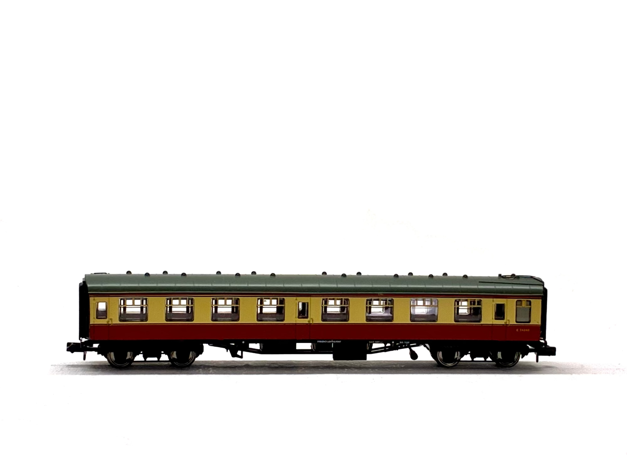 Graham Farish 374-050F BR Mk1 SK Second Corridor M24467 in Crimson & Cream
