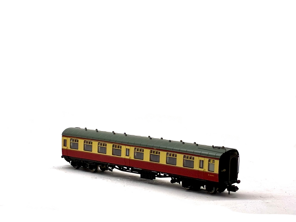 Graham Farish 374-050F BR Mk1 SK Second Corridor M24467 in Crimson & Cream