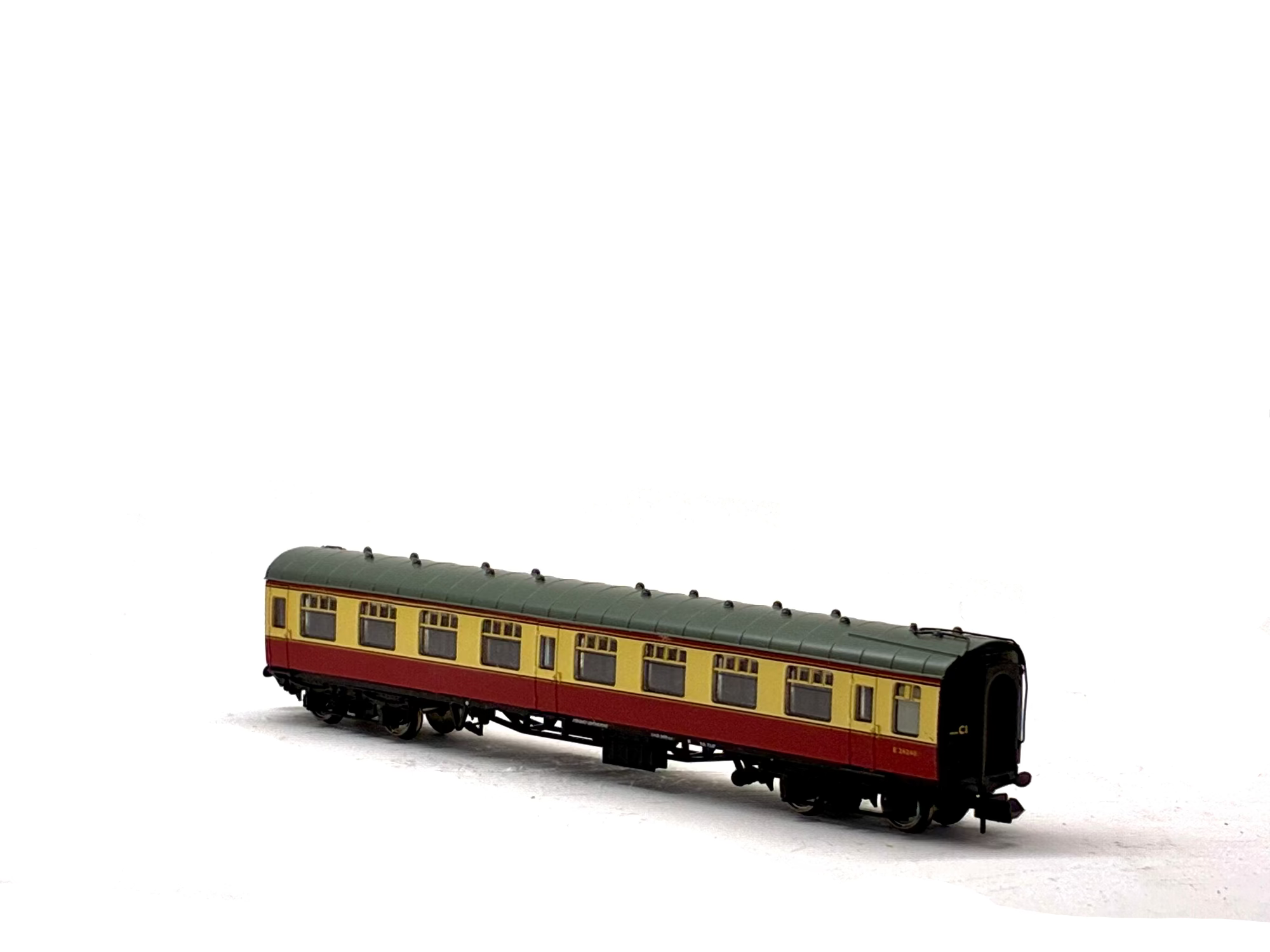 Graham Farish 374-050F BR Mk1 SK Second Corridor M24467 in Crimson & Cream