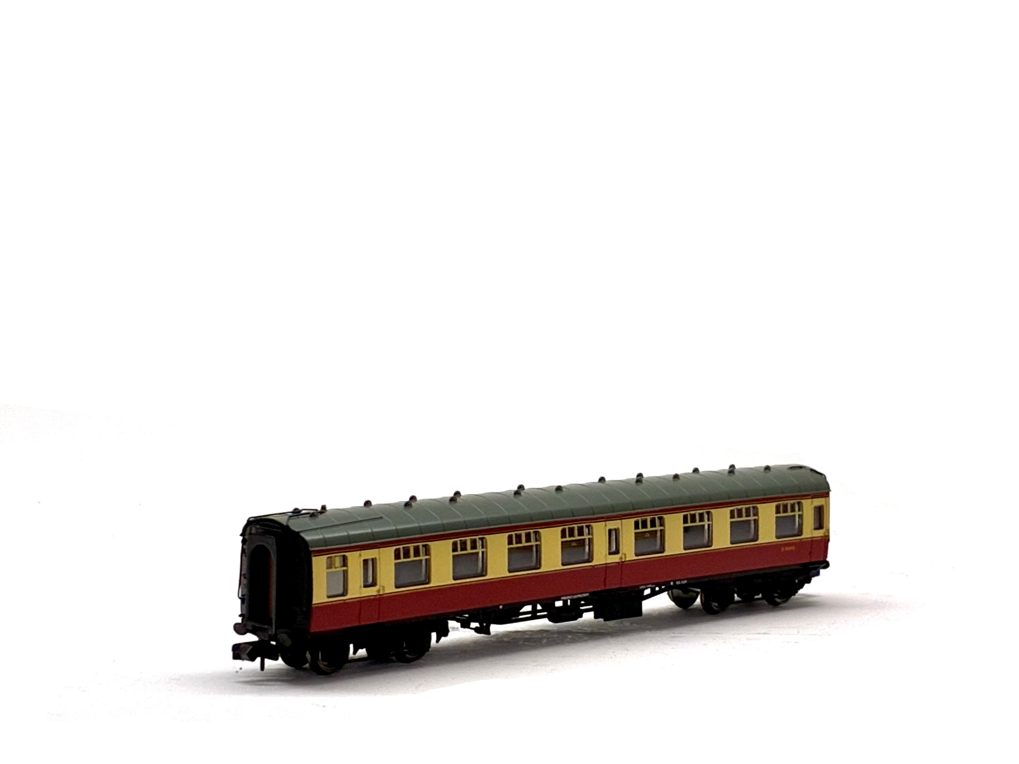 Graham Farish 374-050F BR Mk1 SK Second Corridor M24467 in Crimson & Cream