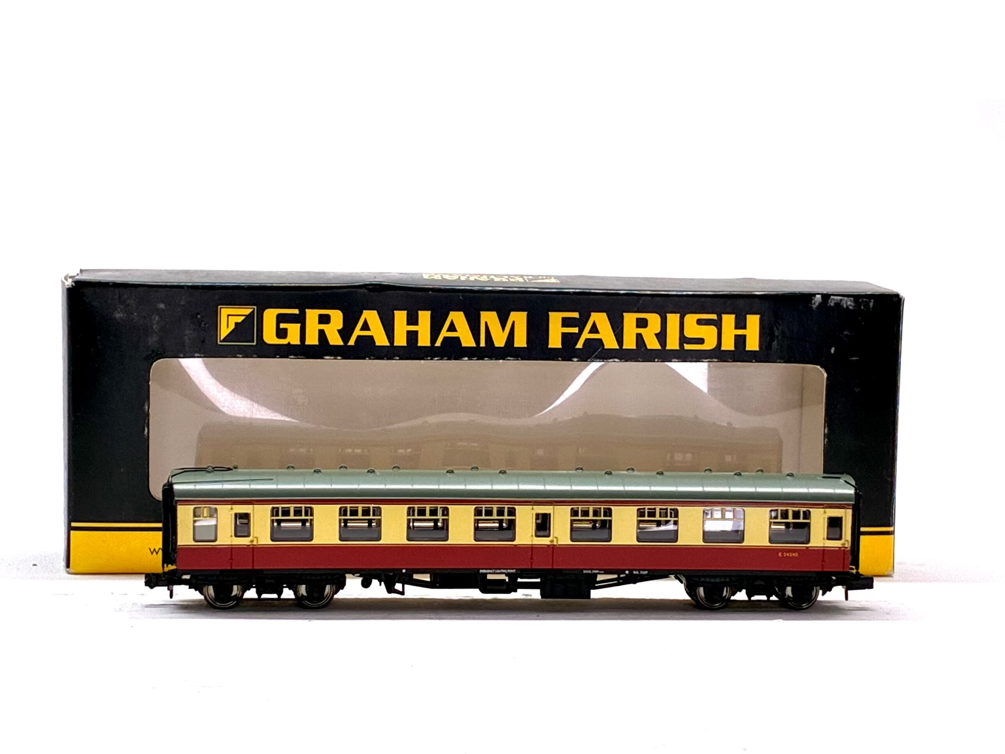 Graham Farish 374-050F BR Mk1 SK Second Corridor M24467 in Crimson & Cream