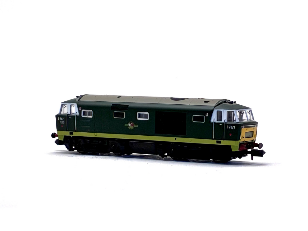 Dapol 2D-018-005 Class 35 'Hymek' D7072 in BR green unpowered dummy