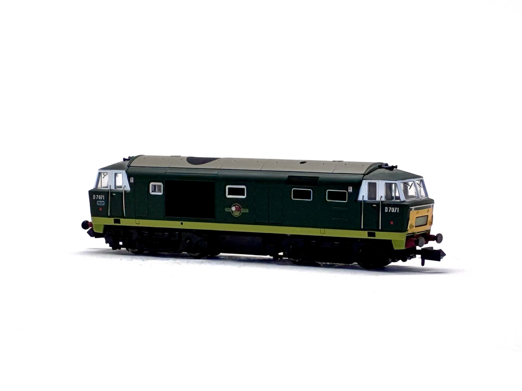 Dapol 2D-018-005 Class 35 'Hymek' D7072 in BR green unpowered dummy
