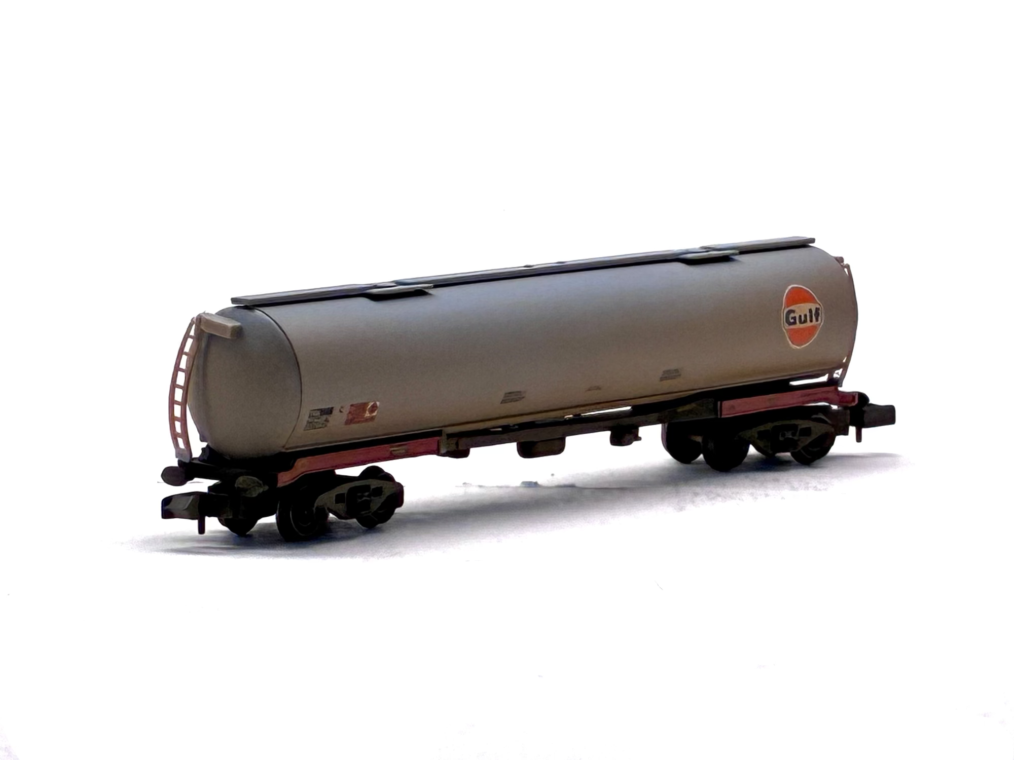 Graham Farish 373-557 TEA 100 ton bogie tank wagon in 'Gulf' weathered.