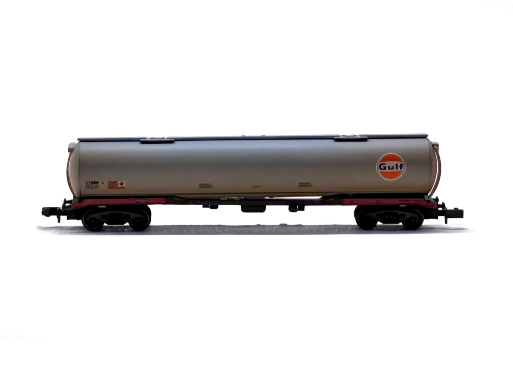 Graham Farish 373-557 TEA 100 ton bogie tank wagon in 'Gulf' weathered.