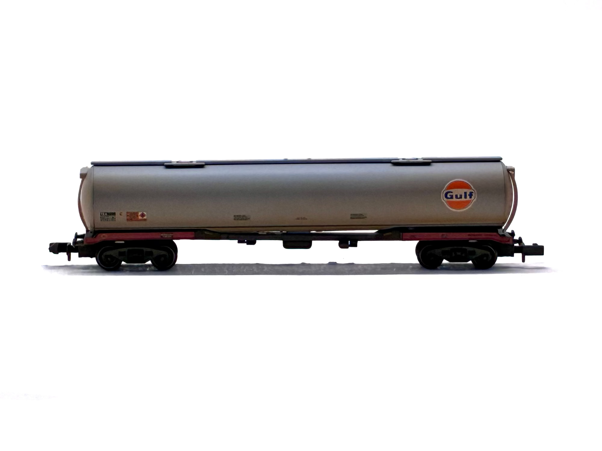 Graham Farish 373-557 TEA 100 ton bogie tank wagon in 'Gulf' weathered.