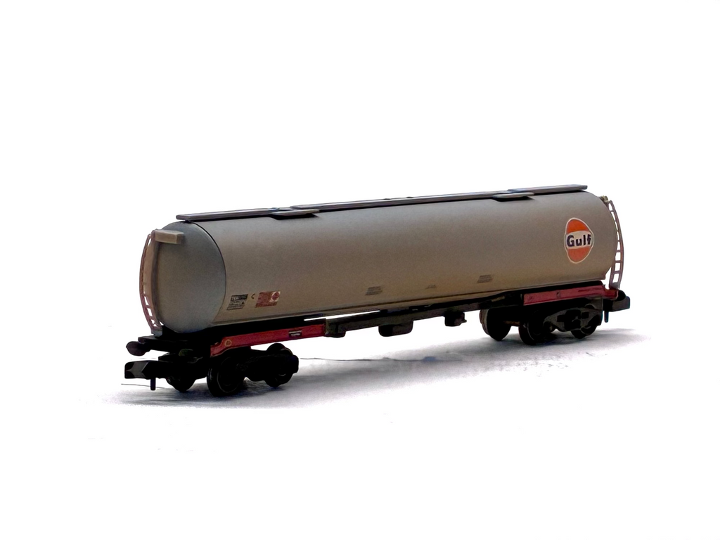 Graham Farish 373-557 TEA 100 ton bogie tank wagon in 'Gulf' weathered.
