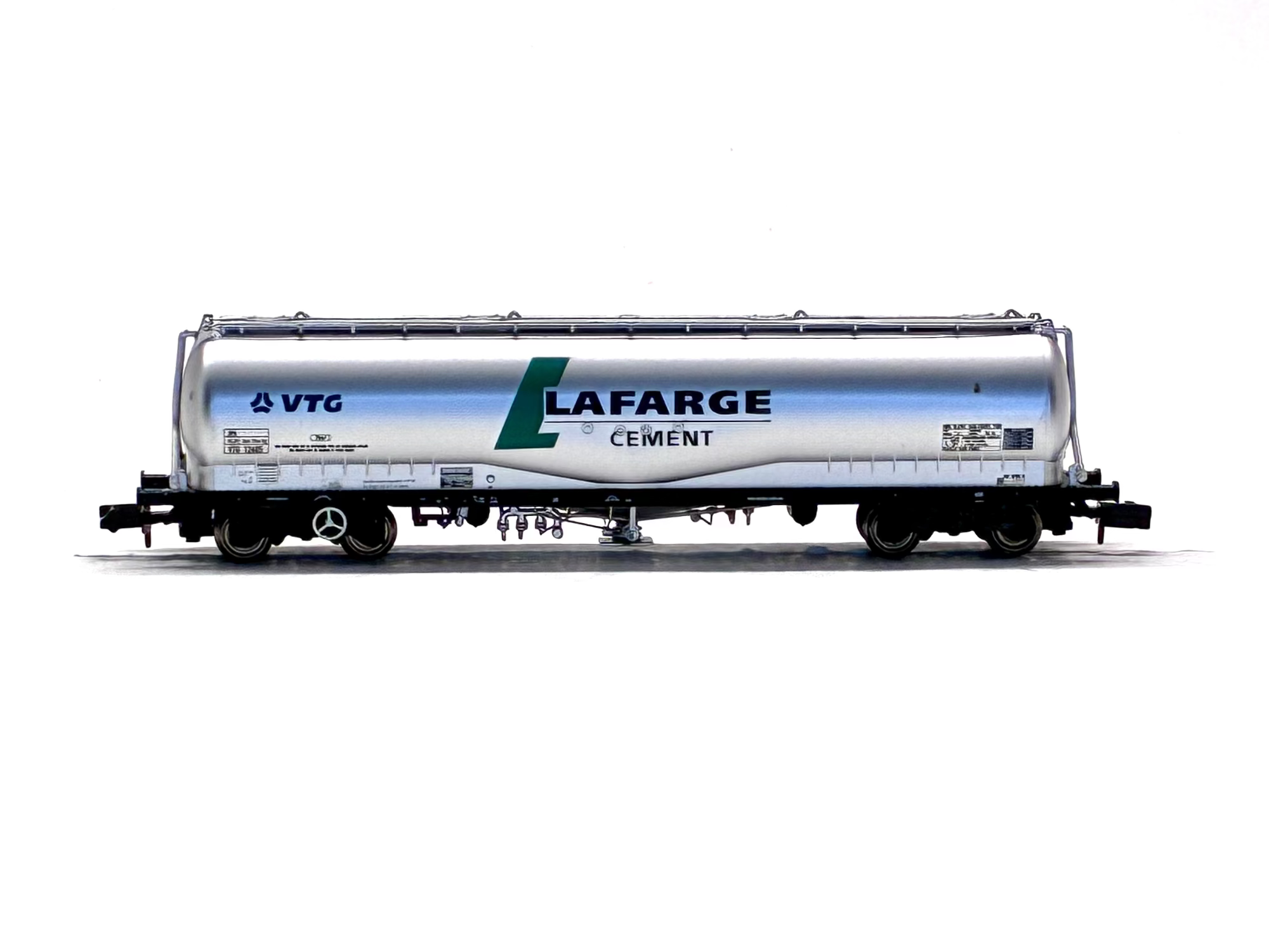 Graham Farish 377-675A 100 ton JPA cement wagon 12405 in VTG Lafarge Cement metallic silver
