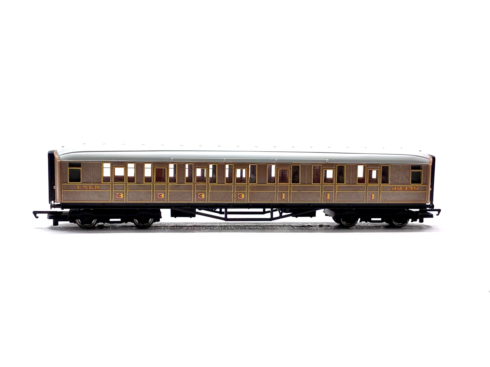 Hornby R1129-22357 LNER Gresley Teak Composite Coach 22357
