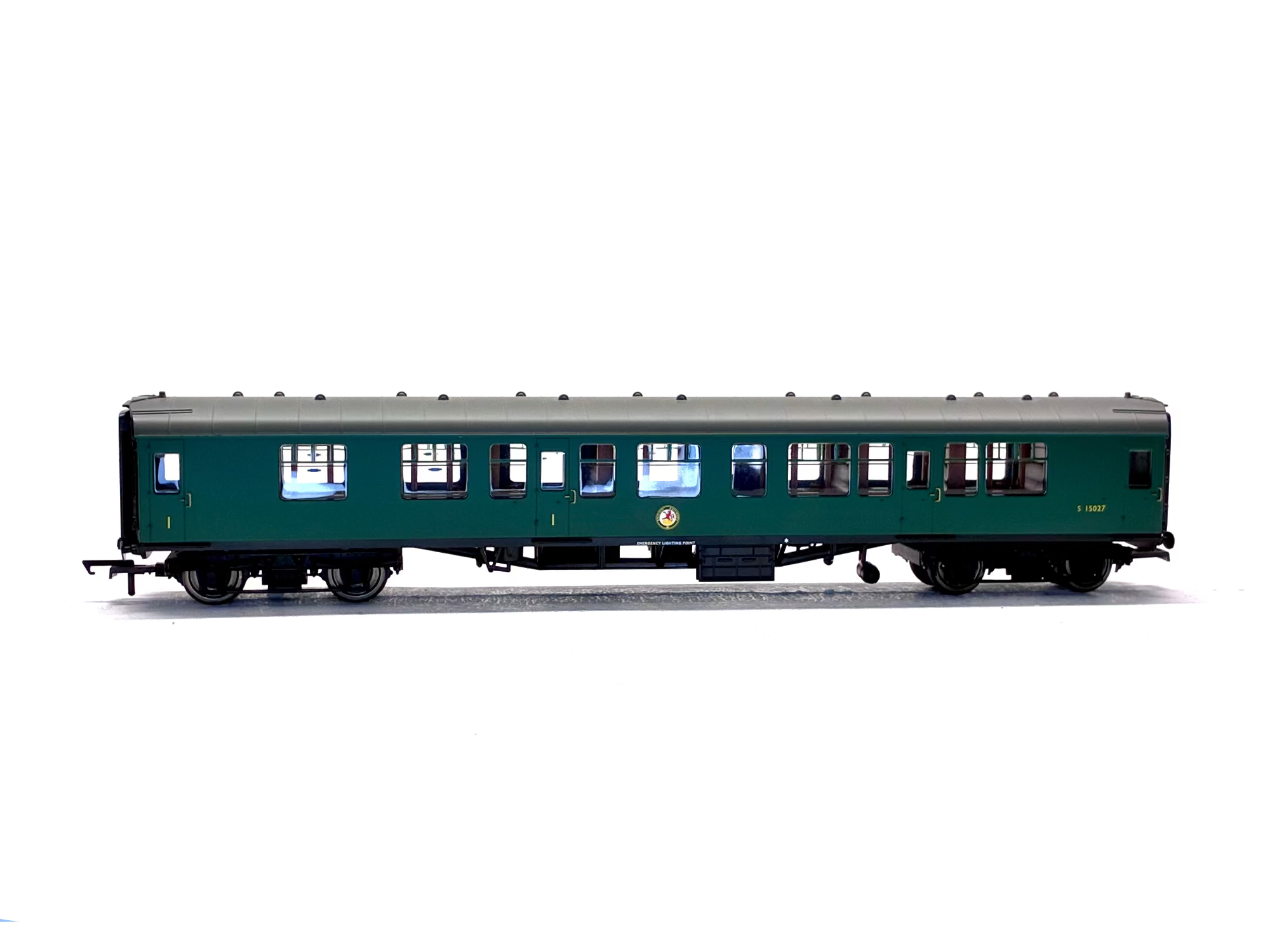 Hornby R4607 Mk1 CK composite corridor S15027 in BR green with lights