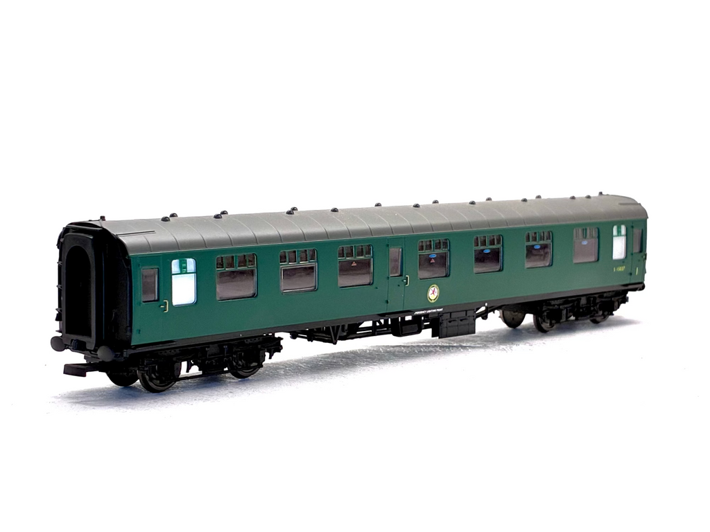 Hornby R4607 Mk1 CK composite corridor S15027 in BR green with lights