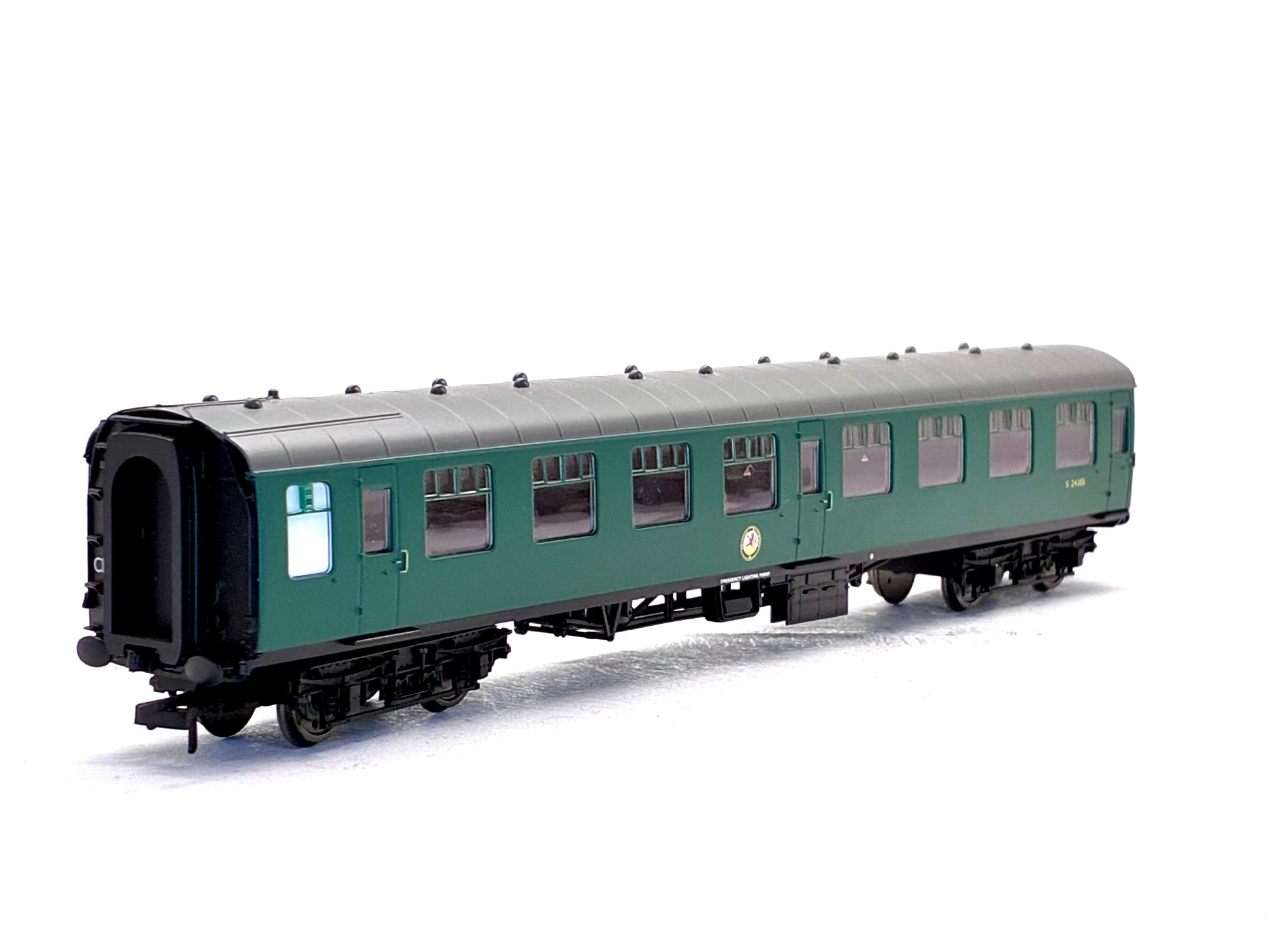 Hornby R4608 Mk1 SK second corridor S24305 in BR green with lights
