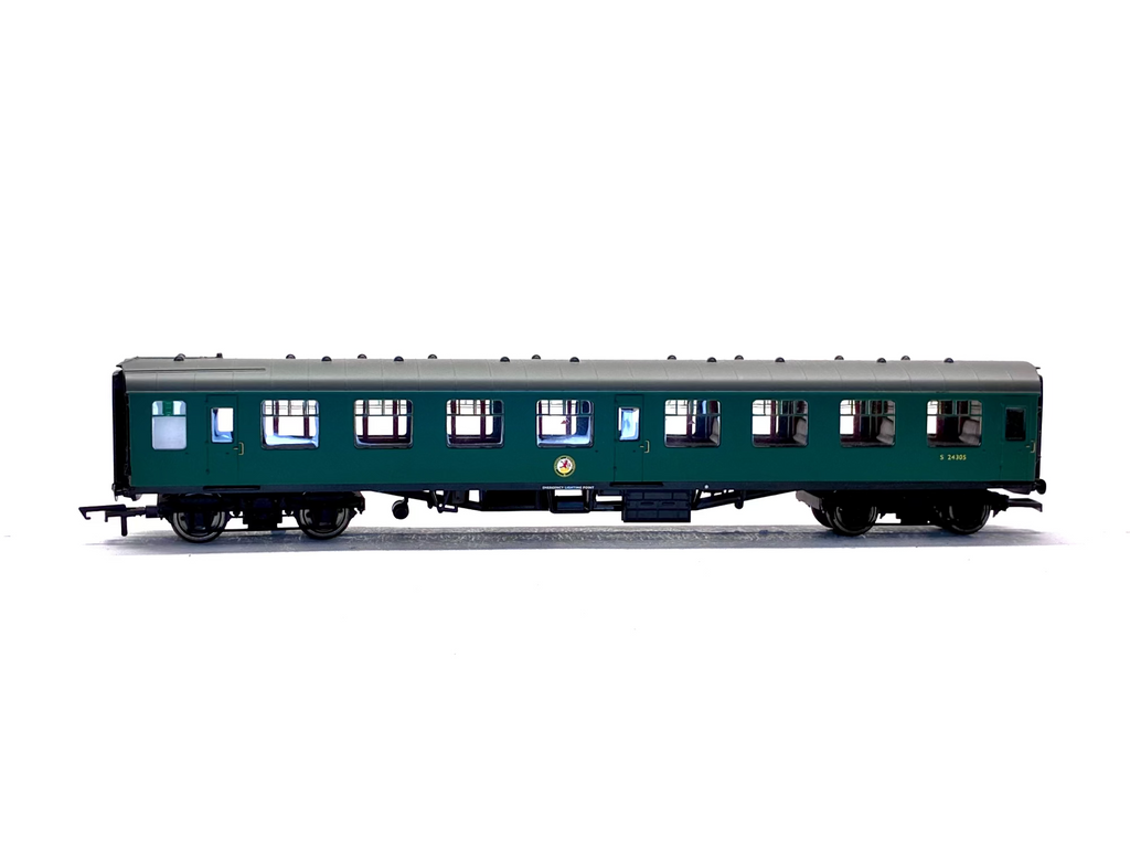 Hornby R4608 Mk1 SK second corridor S24305 in BR green with lights