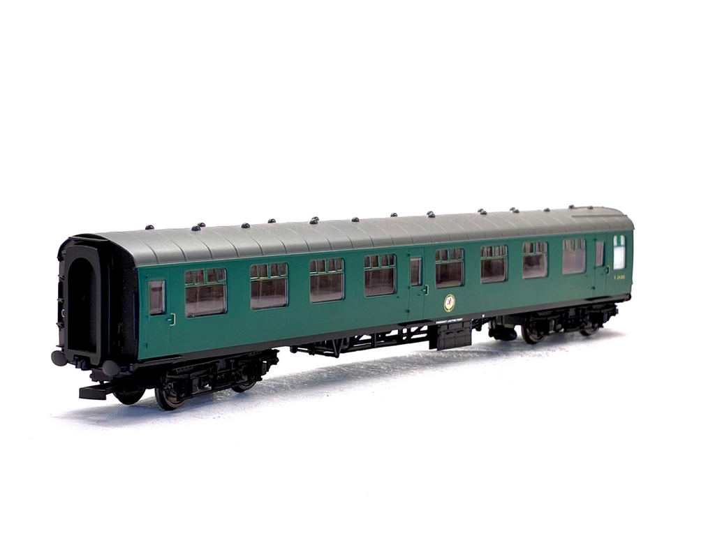 Hornby R4608 Mk1 SK second corridor S24305 in BR green with lights