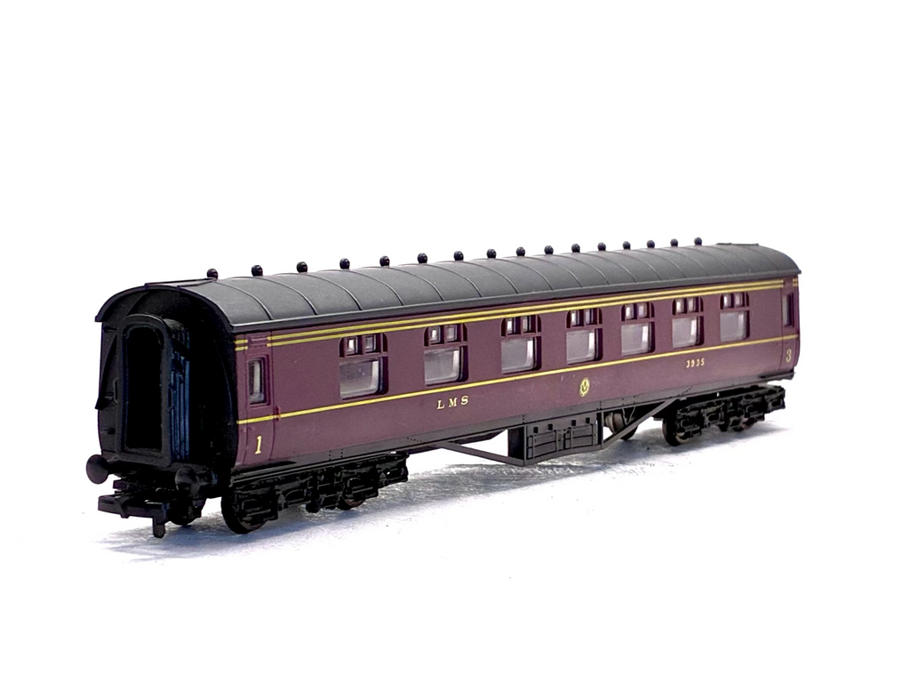 Tri-ang R935 L.M.S. Corridor Full 3rd Coach 2257 Steel rimmed wheels