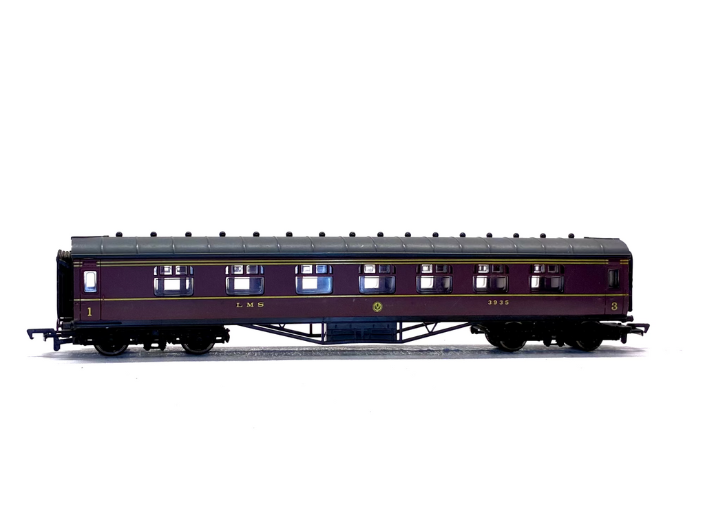 Tri-ang R935 L.M.S. Corridor Full 3rd Coach 2257 Steel rimmed wheels