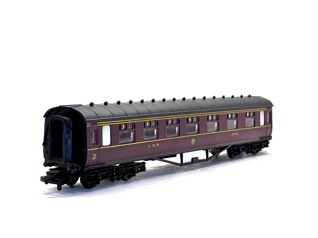 Tri-ang R935 L.M.S. Corridor Full 3rd Coach 2257 Steel rimmed wheels