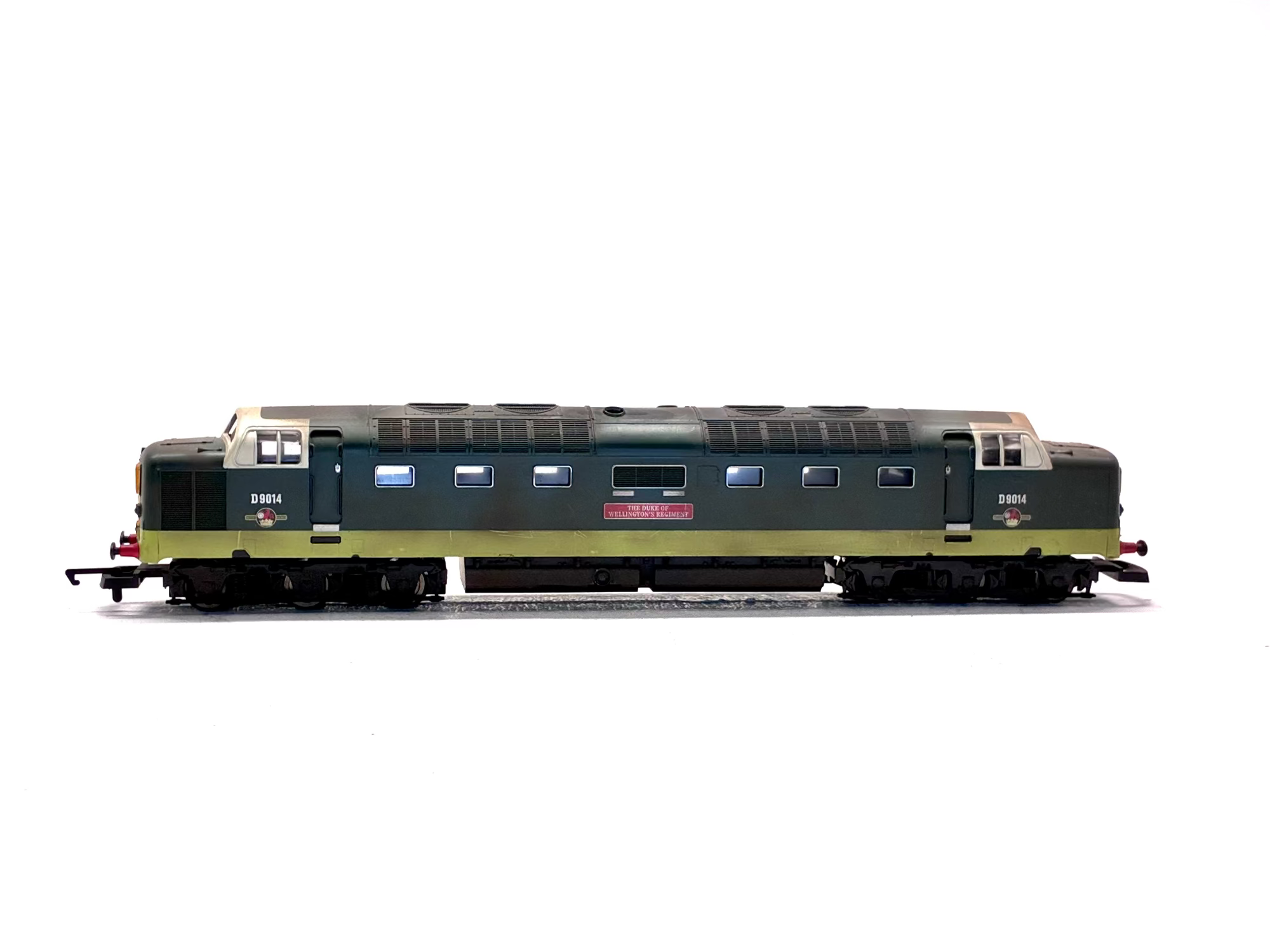 Hornby R1092 Class 55 Deltic D9014 'The Duke Of Wellington's Regiment' in BR Green