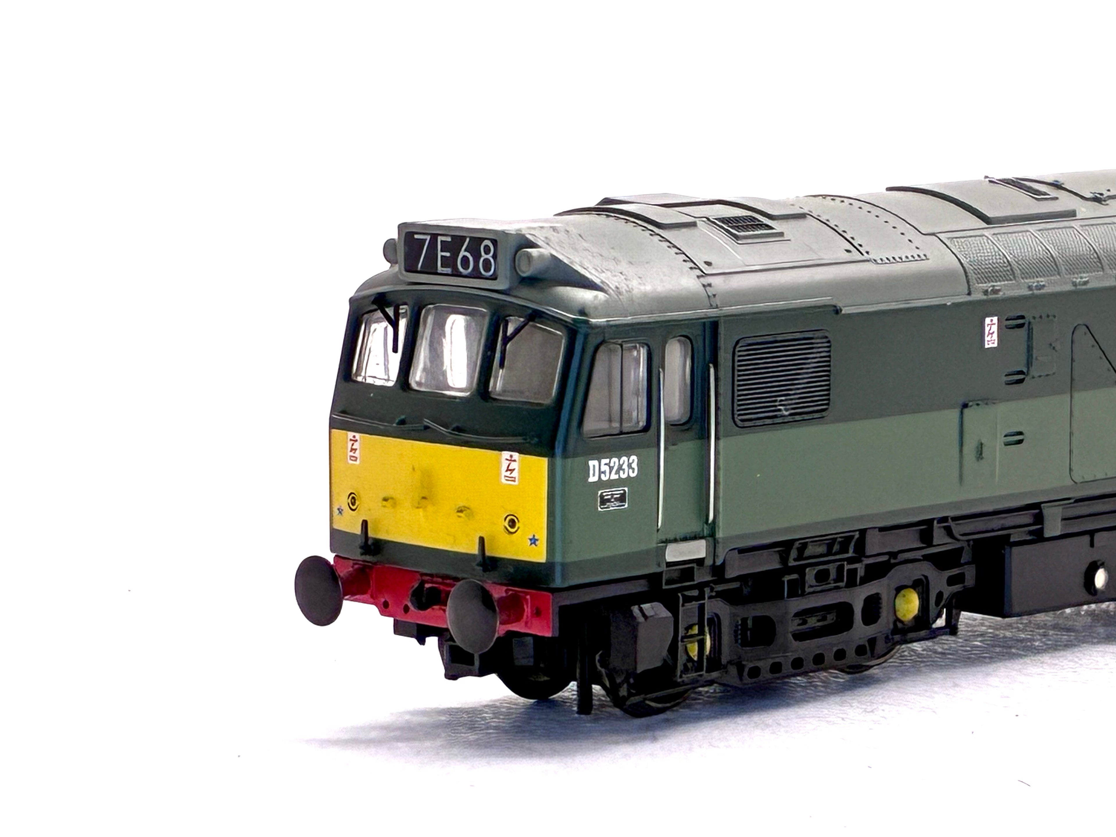 Bachmann Branchline 30-045Loco Class 25 D5233 in BR two tone green - Digital fitted