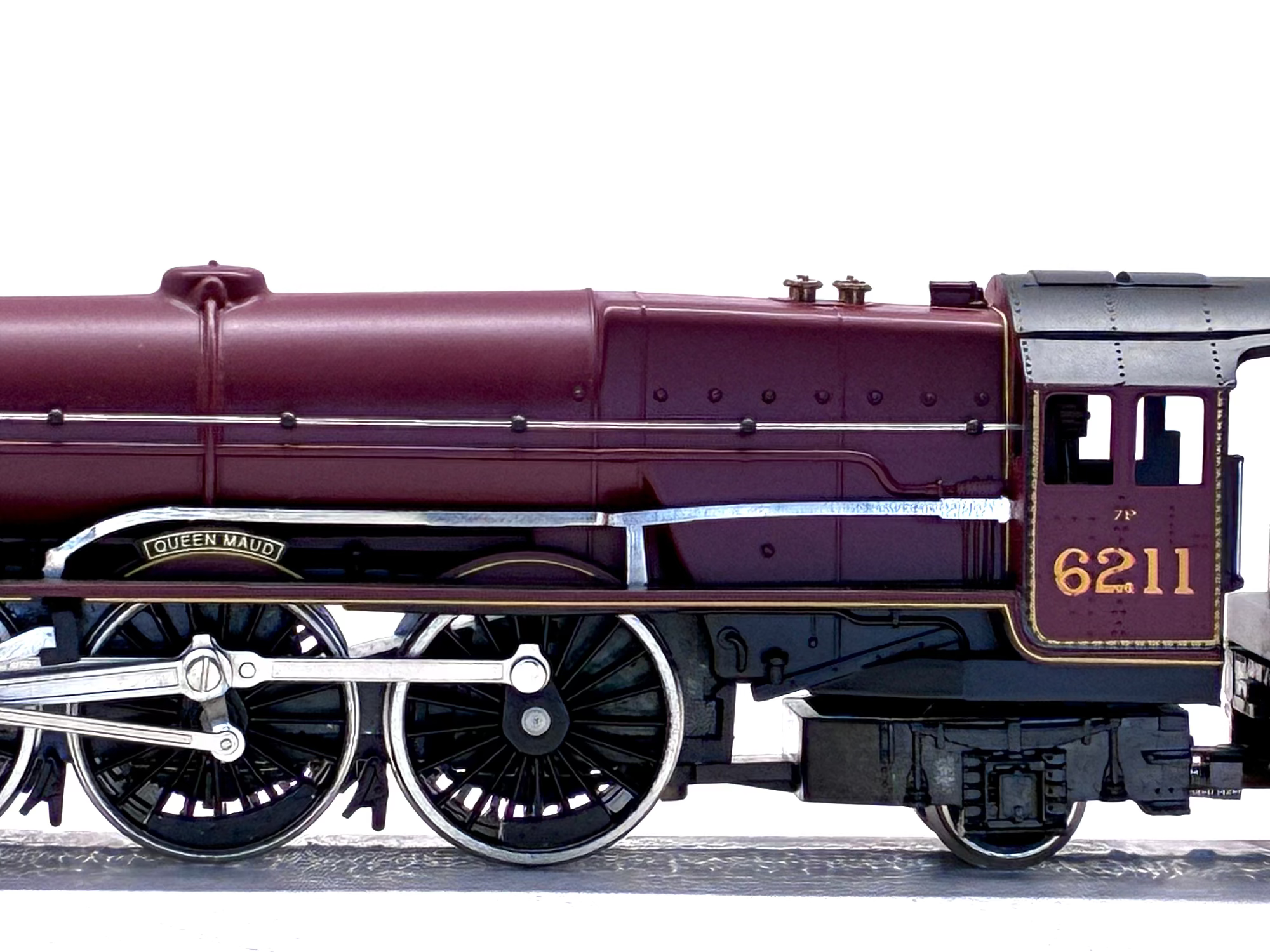 Hornby R2052 Princess Class 4-6-2 "Queen Maud" 6211 in LMS Maroon