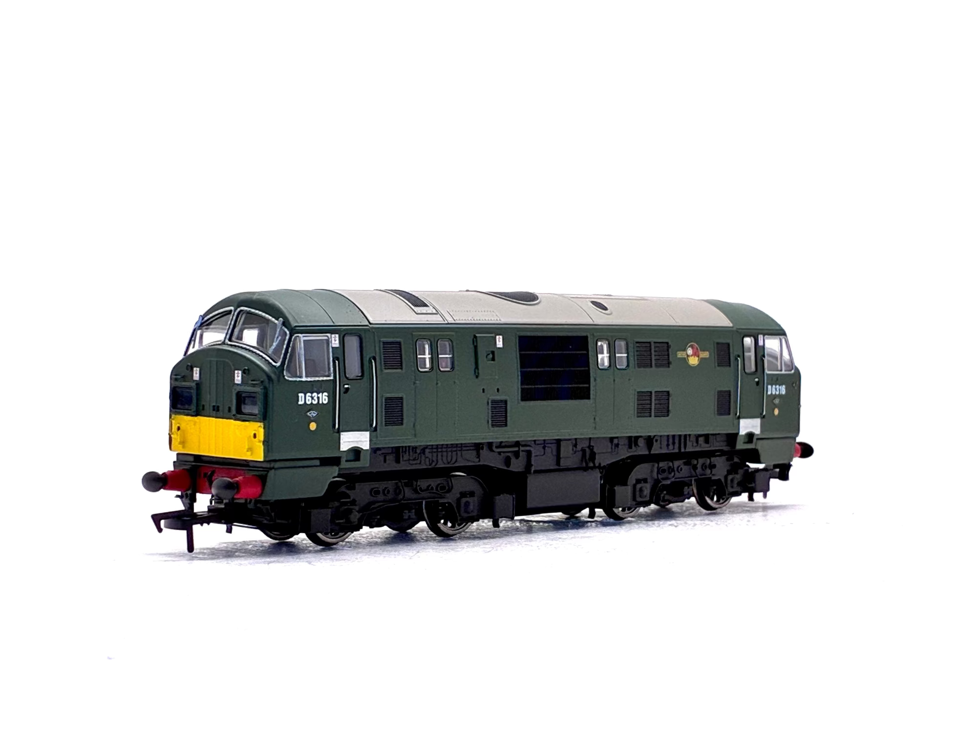 Dapol D1000g Class 22 B-B Diesel Hydraulic D6316 (font A) in BR green with small yellow ends