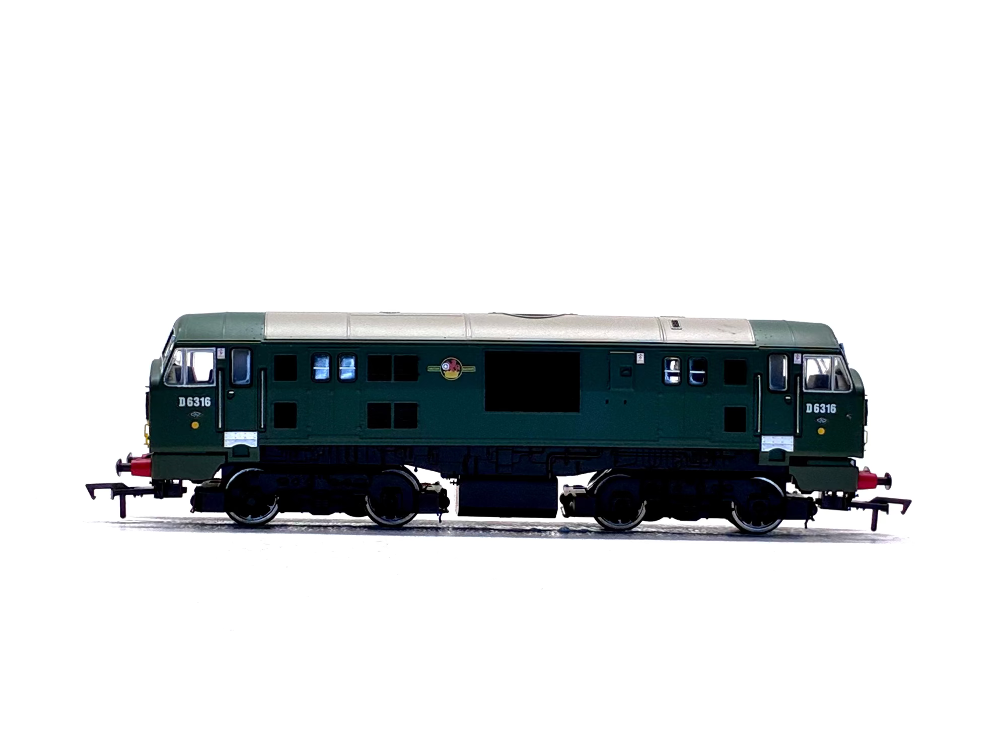 Dapol D1000g Class 22 B-B Diesel Hydraulic D6316 (font A) in BR green with small yellow ends