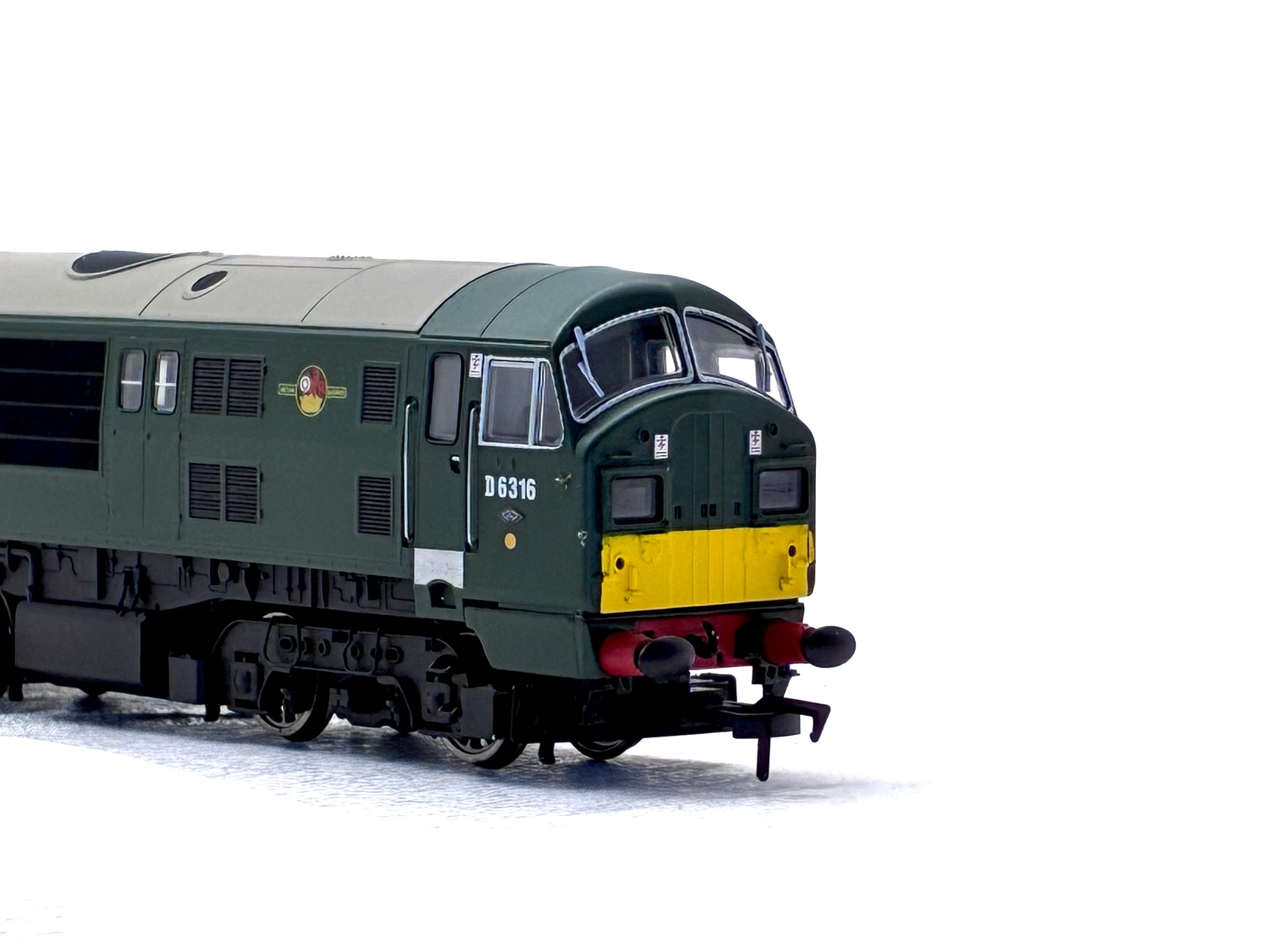 Dapol D1000g Class 22 B-B Diesel Hydraulic D6316 (font A) in BR green with small yellow ends