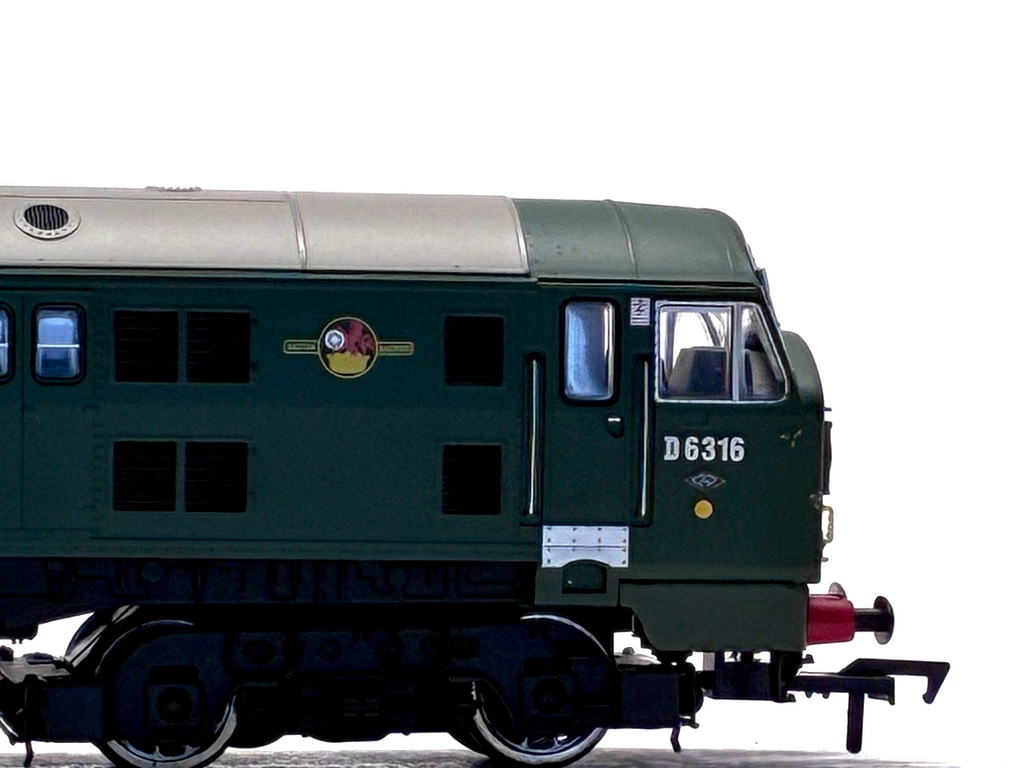 Dapol D1000g Class 22 B-B Diesel Hydraulic D6316 (font A) in BR green with small yellow ends