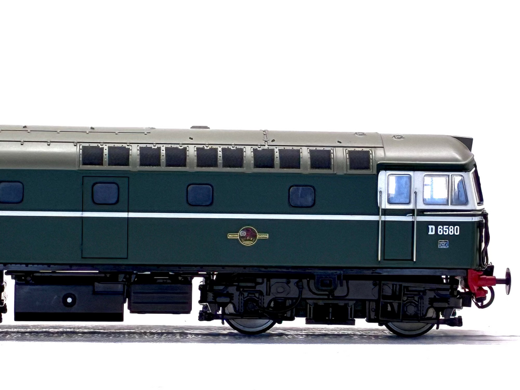 Heljan 3446 Class 33/1 D6580 in BR green with small yellow ends