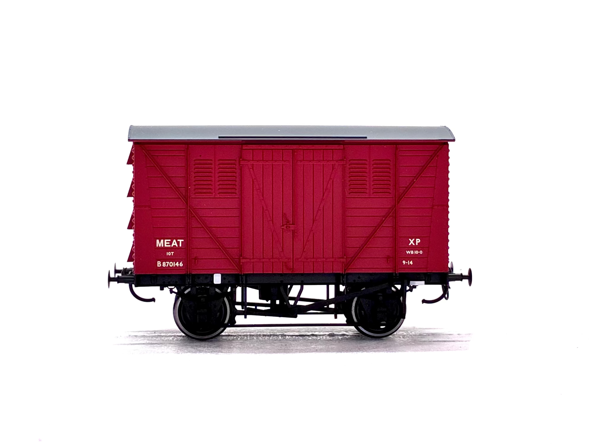 Dapol 7F-054-002 12-ton meat van in BR crimson 870146