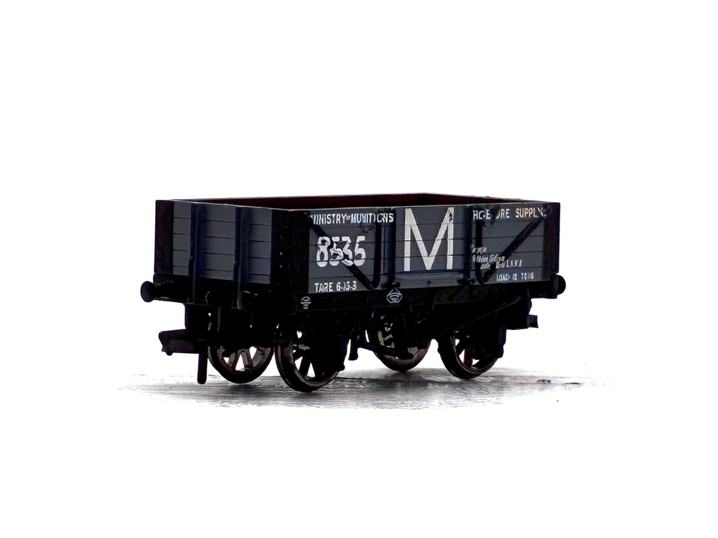 Hornby R6299 4 plank wagon in Ministry of Munitions livery