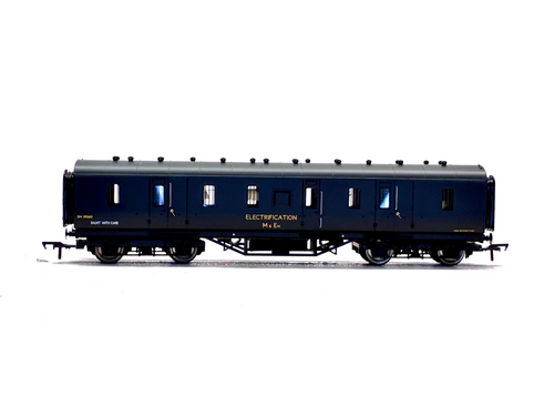 Bachmann Branchline OO Gauge 34-330 Period III 50ft parcels van DM395665 in BR departmental black 'Electrification' side view