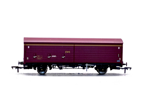 Bachmann Branchline OO Gauge 38-125 35 Ton Sliding Door VBA Box Van red and yellow side view