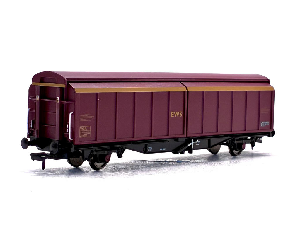 Bachmann Branchline OO Gauge 37-606 46 Ton VGA sliding wall van Maroon and yellow stripes back view