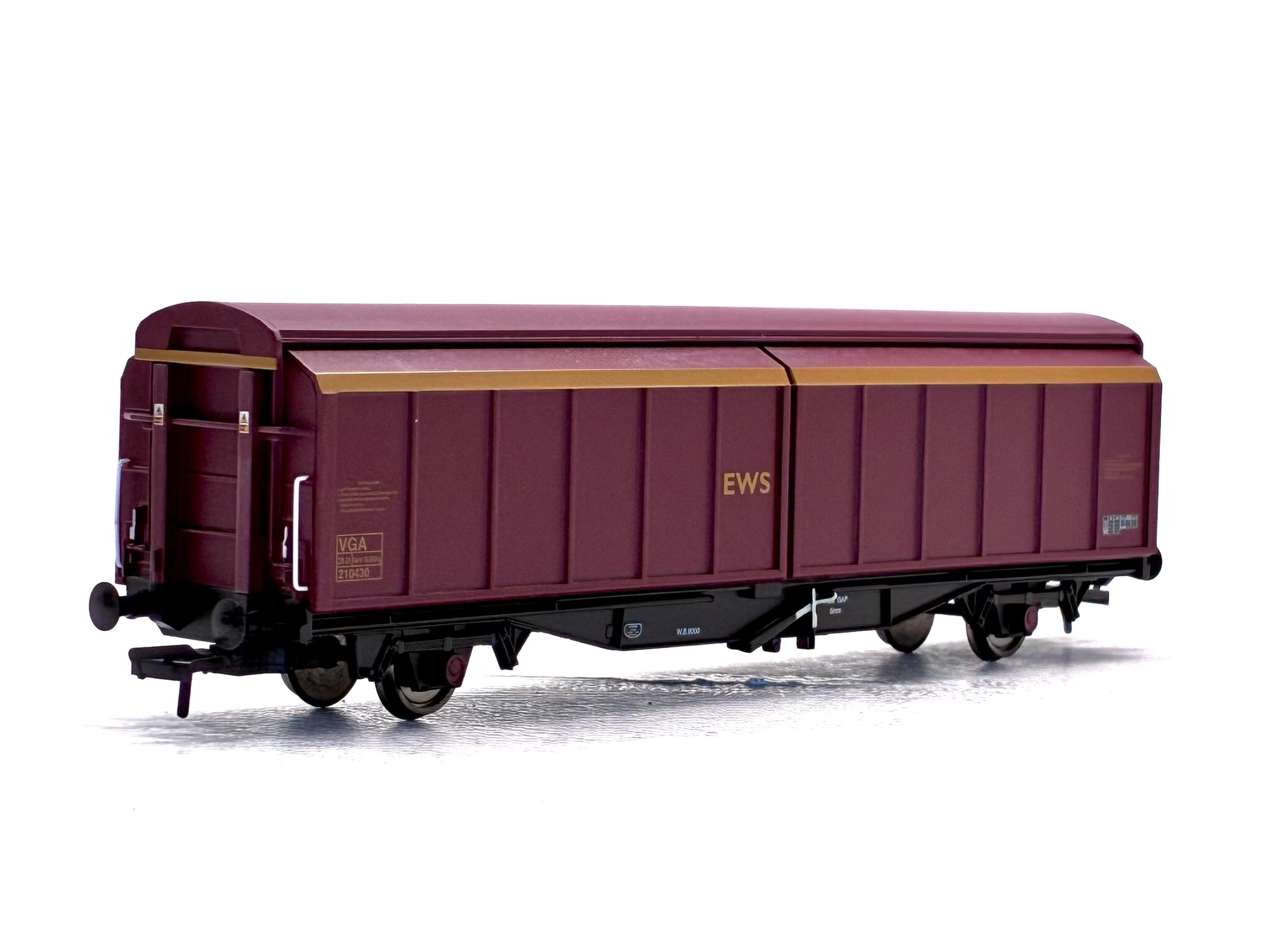 Bachmann Branchline OO Gauge 37-606 46 Ton VGA sliding wall van Maroon and yellow stripes back view