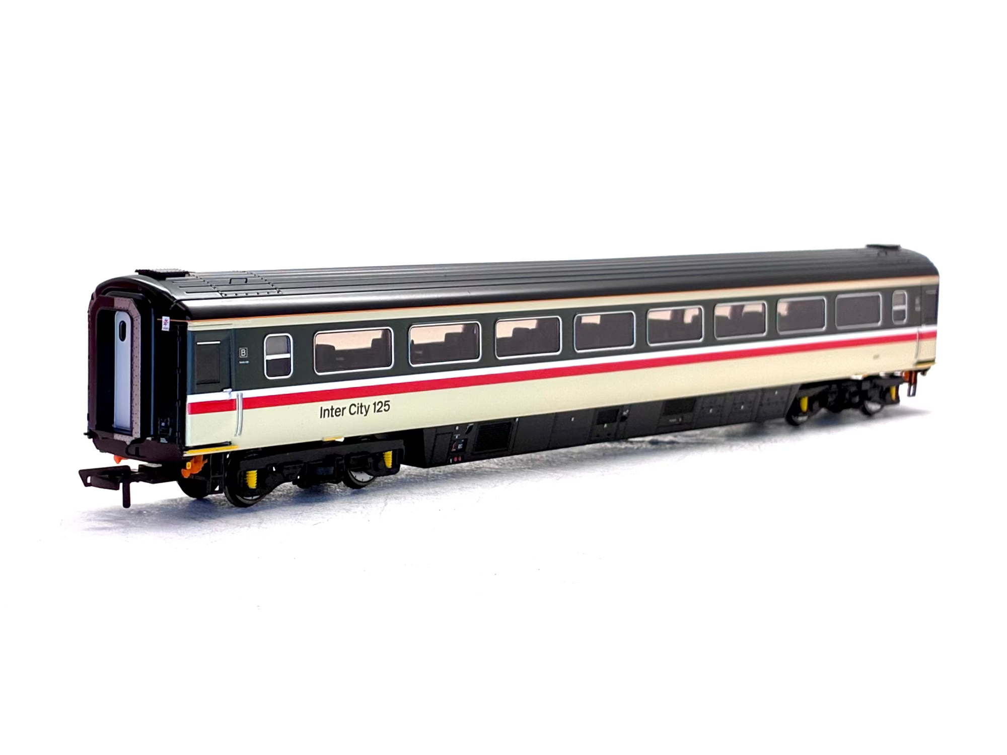 Hornby OO Gauge R40238C Mk3 TS trailer standard in Intercity Executive 42117 Coach front view