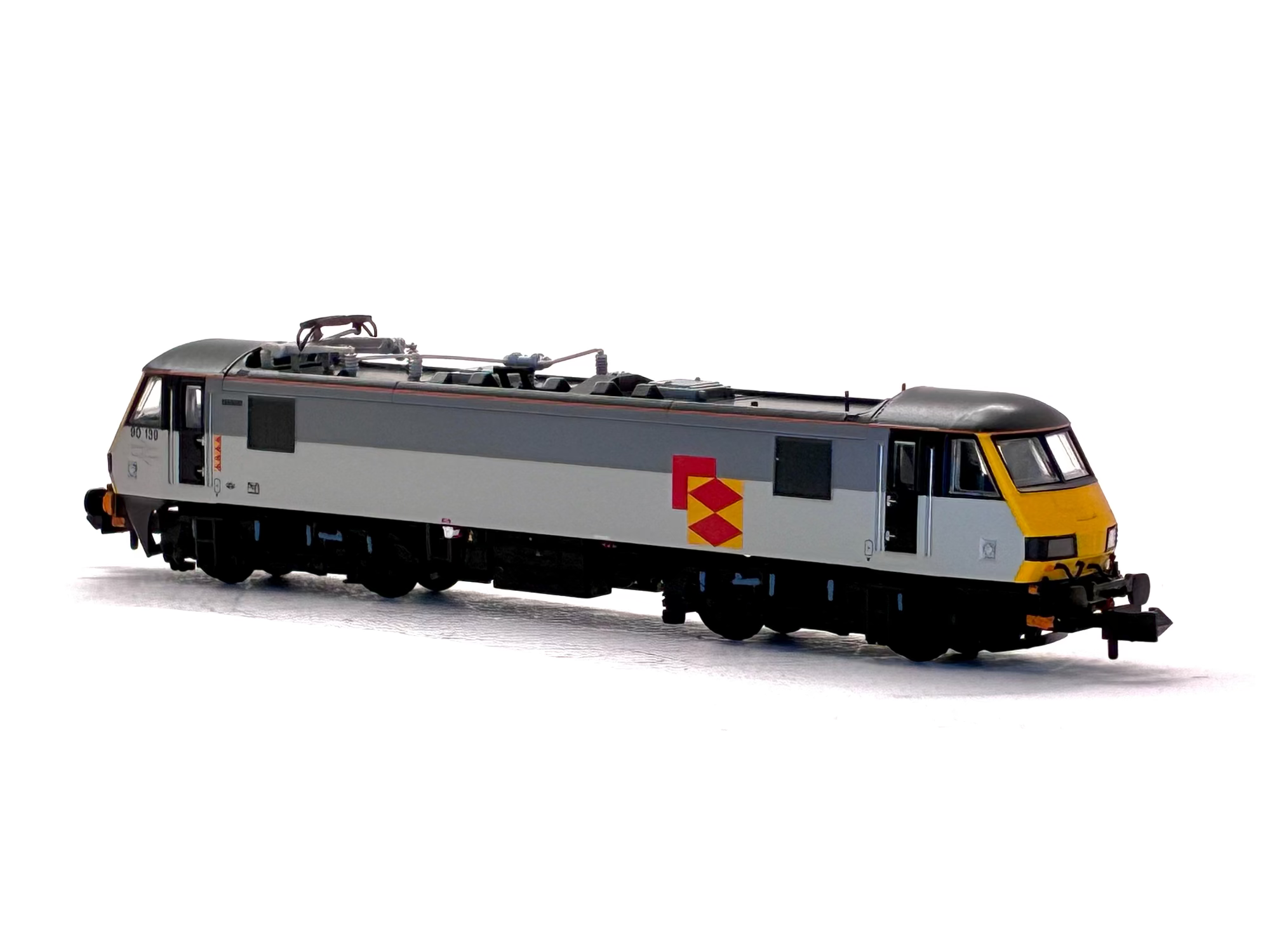 Graham Farish N gauge 371-781A Class 90 90139 in Railfreight Distribution Sector grey diesel locomotive front view