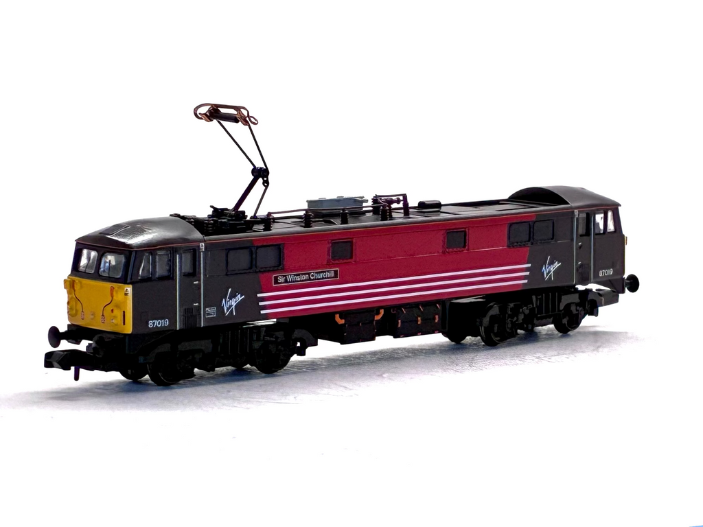 Graham Farish N gauge 371-751 Class 87 87019 'Sir Winston Churchill' red and black diesel locomotive front view