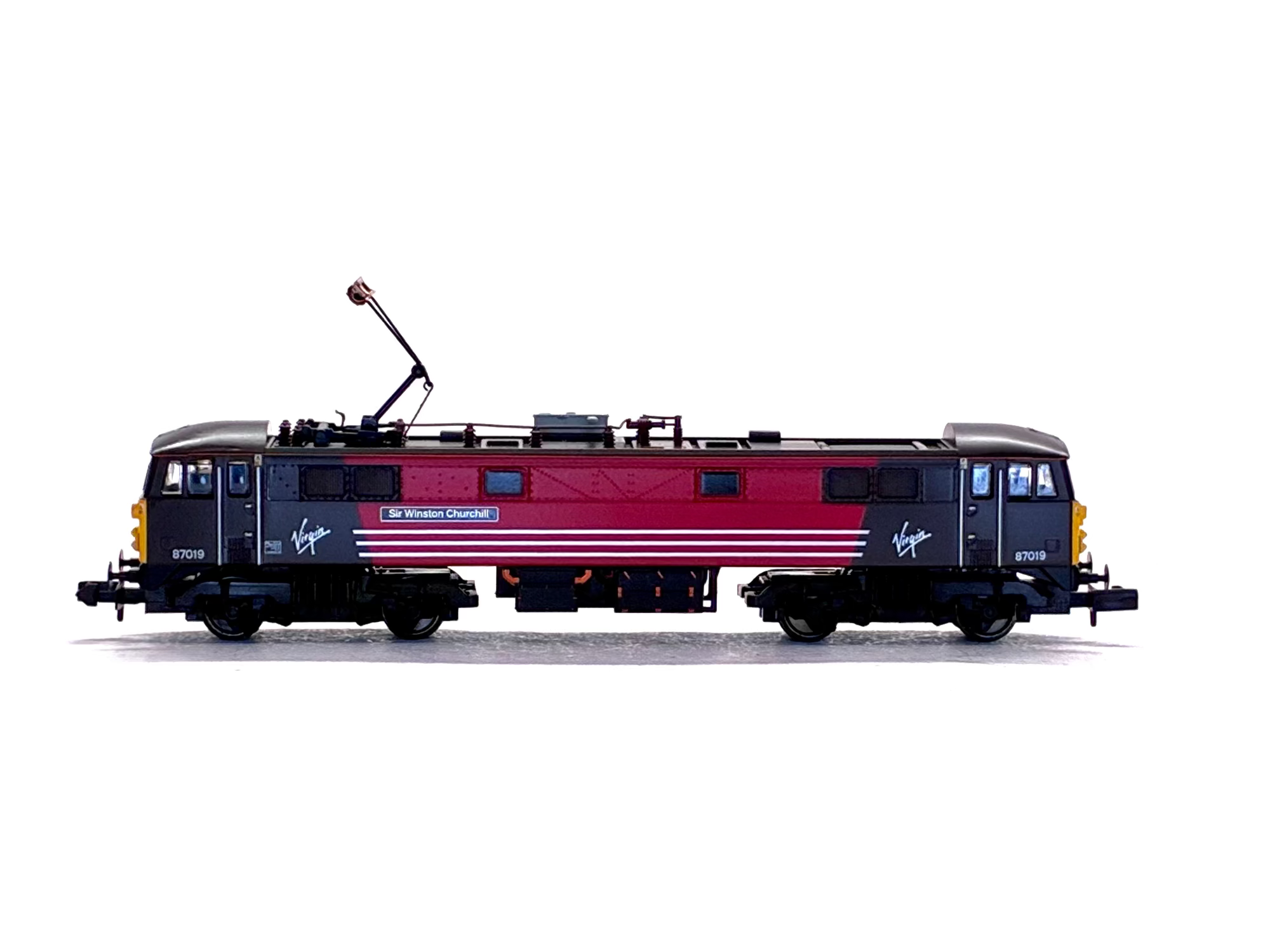 Graham Farish N gauge 371-751 Class 87 87019 'Sir Winston Churchill' red and black diesel locomotive side view