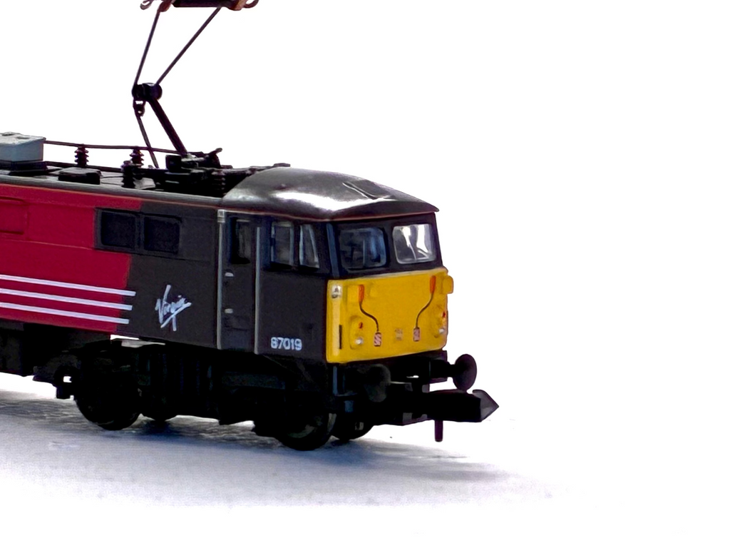 Graham Farish N gauge 371-751 Class 87 87019 'Sir Winston Churchill' red and black diesel locomotive close up